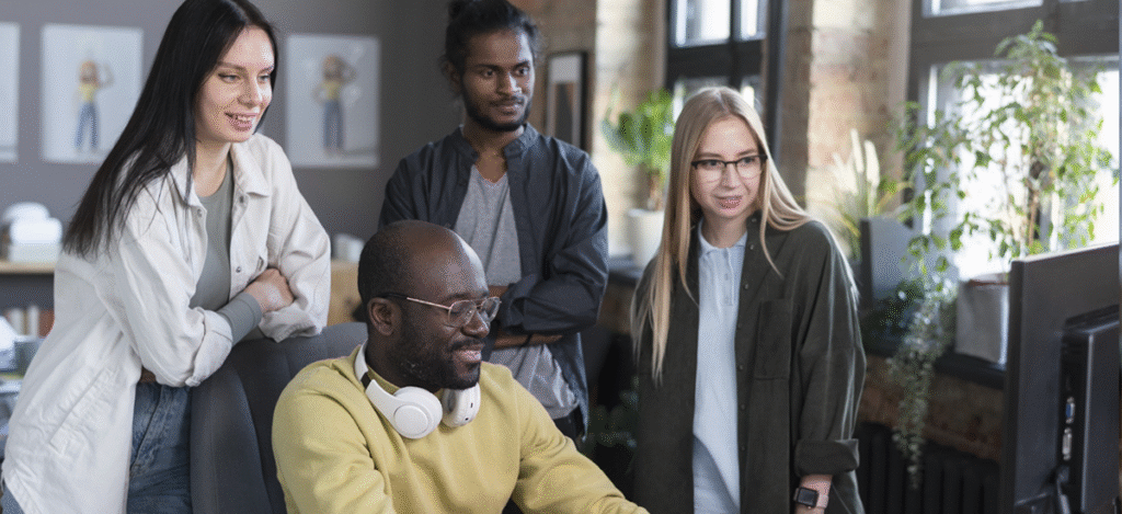 Equipe de marketing digital analisando estratégias de mídias sociais em um escritório moderno